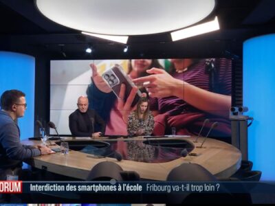 Débat (RTS) – Interdiction des smartphones à l&rsquo;école: Fribourg va-t-il trop loin? Débat entre Antoinette de Weck et Niels Weber